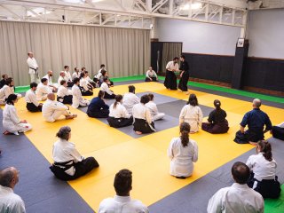 Cours d'aïkido à Brest au Dojo Brestois, Tanguy Le Vourc'h montre une technique aux élèves