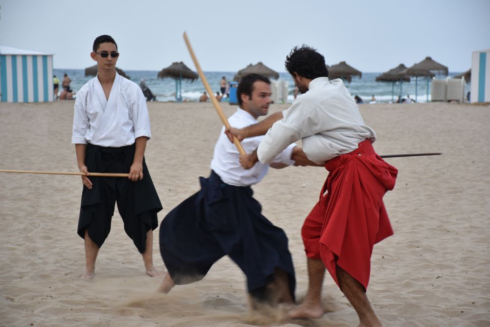 Passage d’un Kamae à un autre, le corps s’organise ici derrière le Kissaki