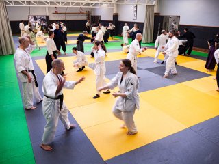 Cours d'aïkido à Brest, les élèves pratiquent sur le tatami du Dojo Brestois