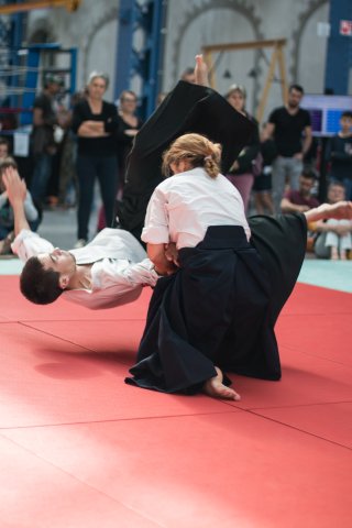 Cours d'aikido à Brest : démonstration d'une pratiquante d'aikido du Misogi dojo