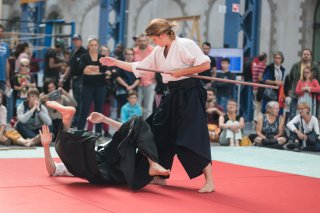 Une élève du cours d'aikido de Brest montre une technique d'aikido