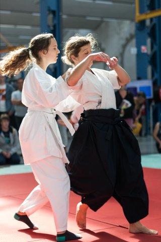 Une élève du Misogi Dojo présente une technique d'aikido aux Capucins à Brest