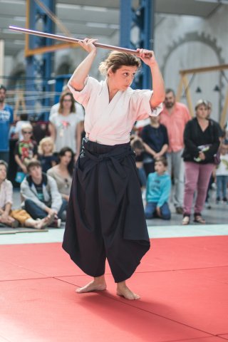 Une pratiquante du cours d'aikido à Brest en garde avec un boken (sabre en bois)