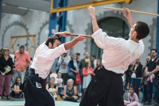 Cours d'aikido à Brest, la pratique des armes avec une attaque au boken (sabre en bois)